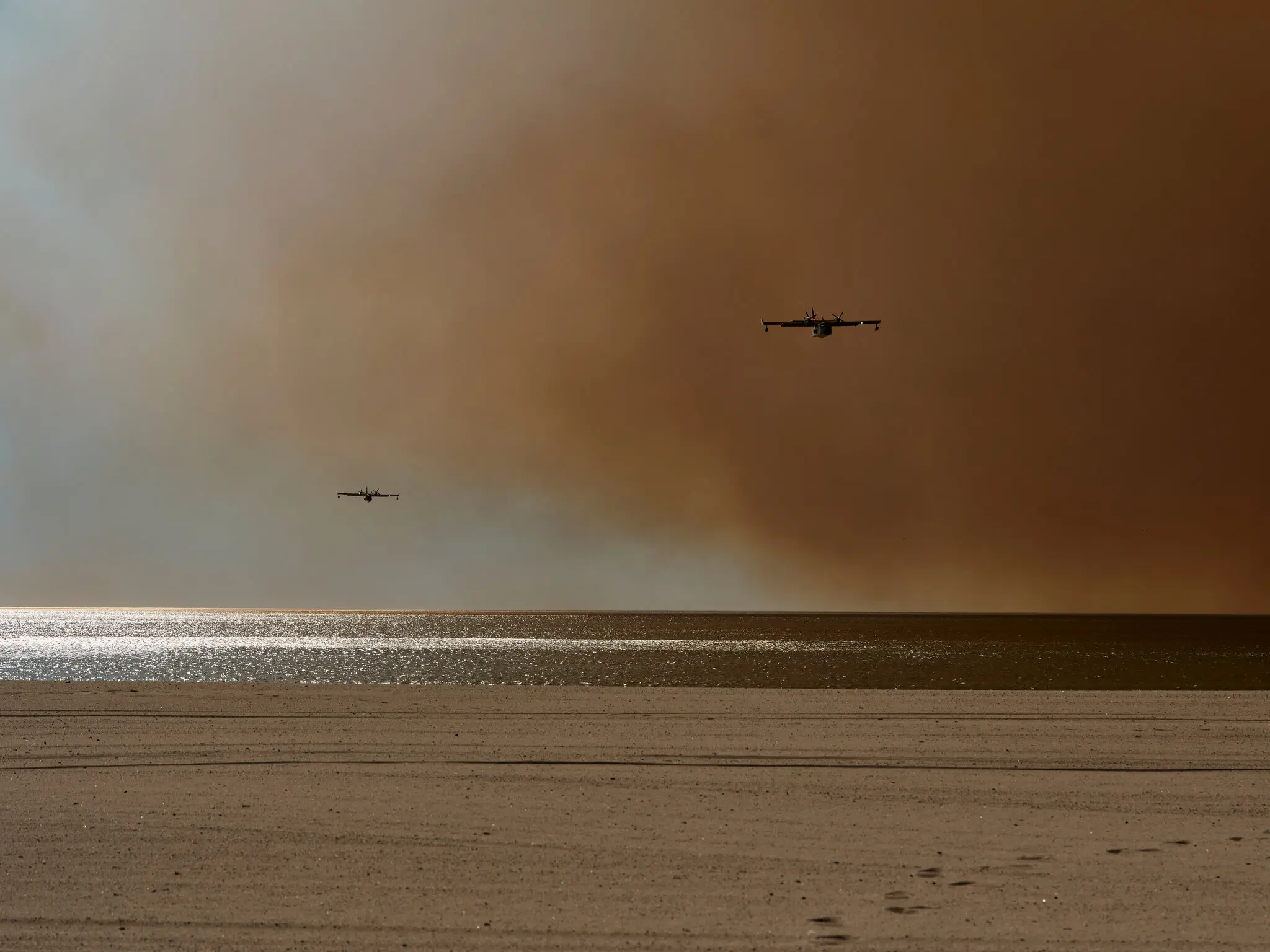 Невеликі літаки підтримки забирали воду з Тихого океану для боротьби з пожежами у вівторок, але пізніше вся авіаційна підтримка була припинена через посилення вітру.